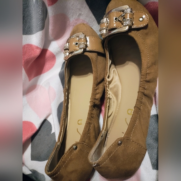 UNISA Women's tan Suede Elastic Slip On Buckle Detail Ballet Flats sz8.5 - Picture 4 of 9